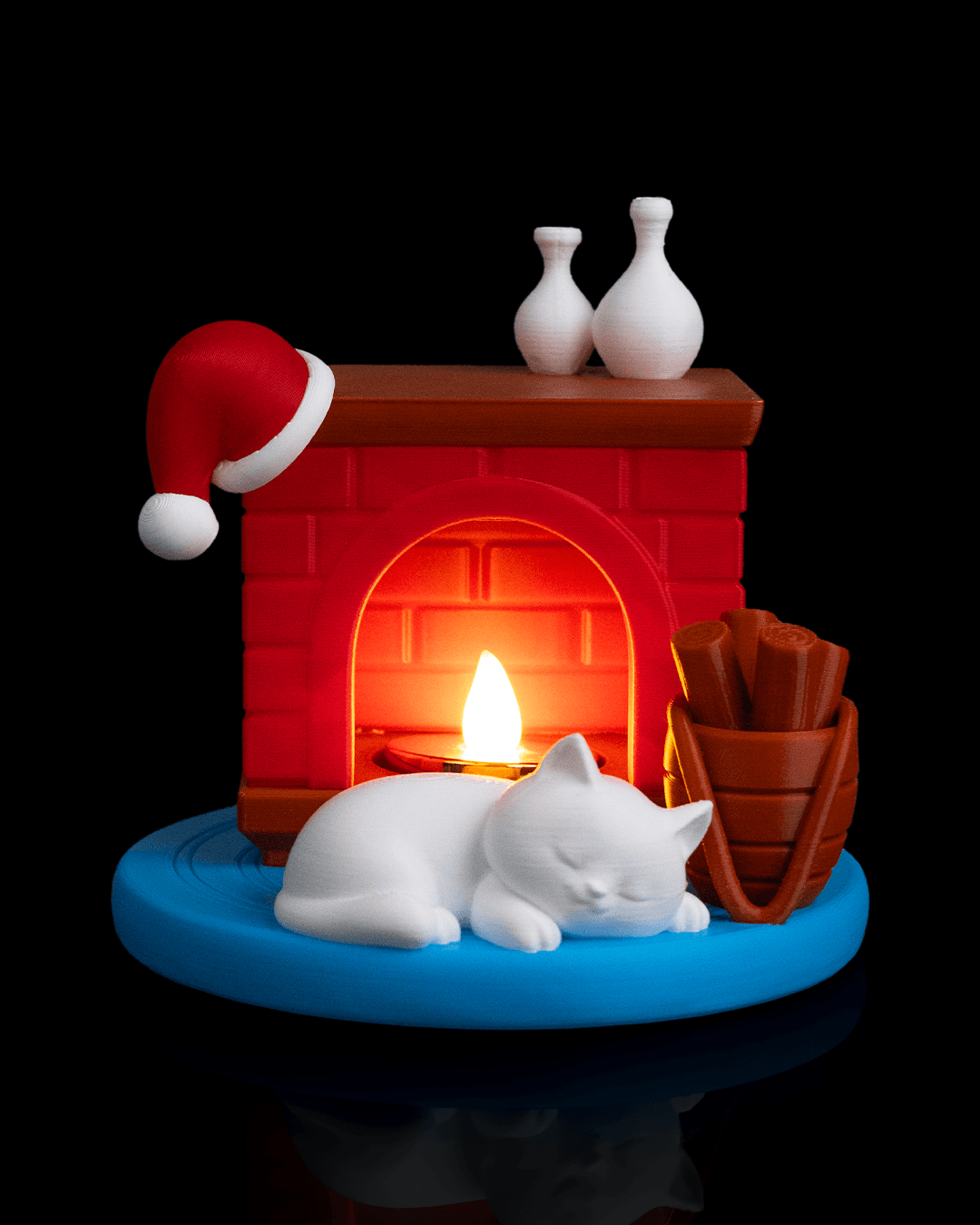 Şömine ve kedi figürü olan Kedi Temalı Masa Lambası, Noel şapkası detayı.