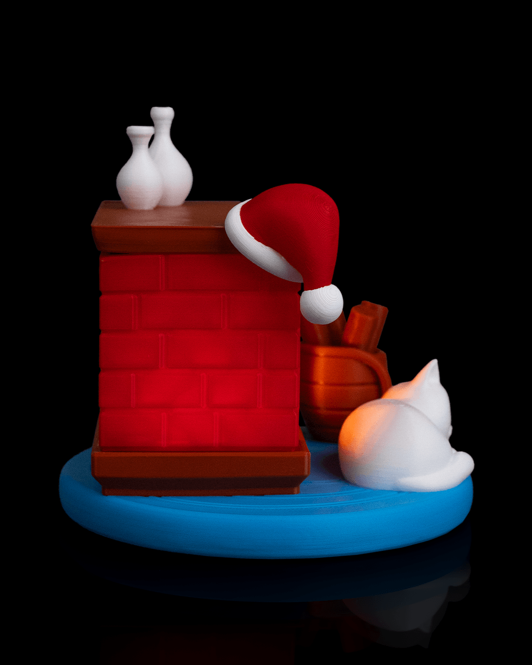 Şömine üzerinde Noel şapkası, kedi sırtı ve vazoları gösteren Kedi Temalı Masa Lambası.