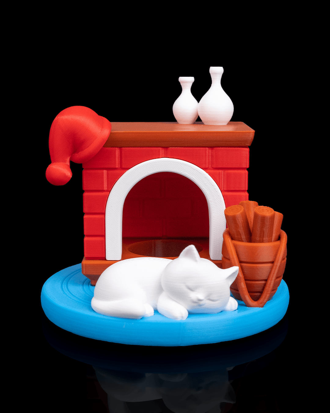 Şapka takılı, vazolar ve kedi figürlü Kedi Temalı Masa Lambası, geniş açı.