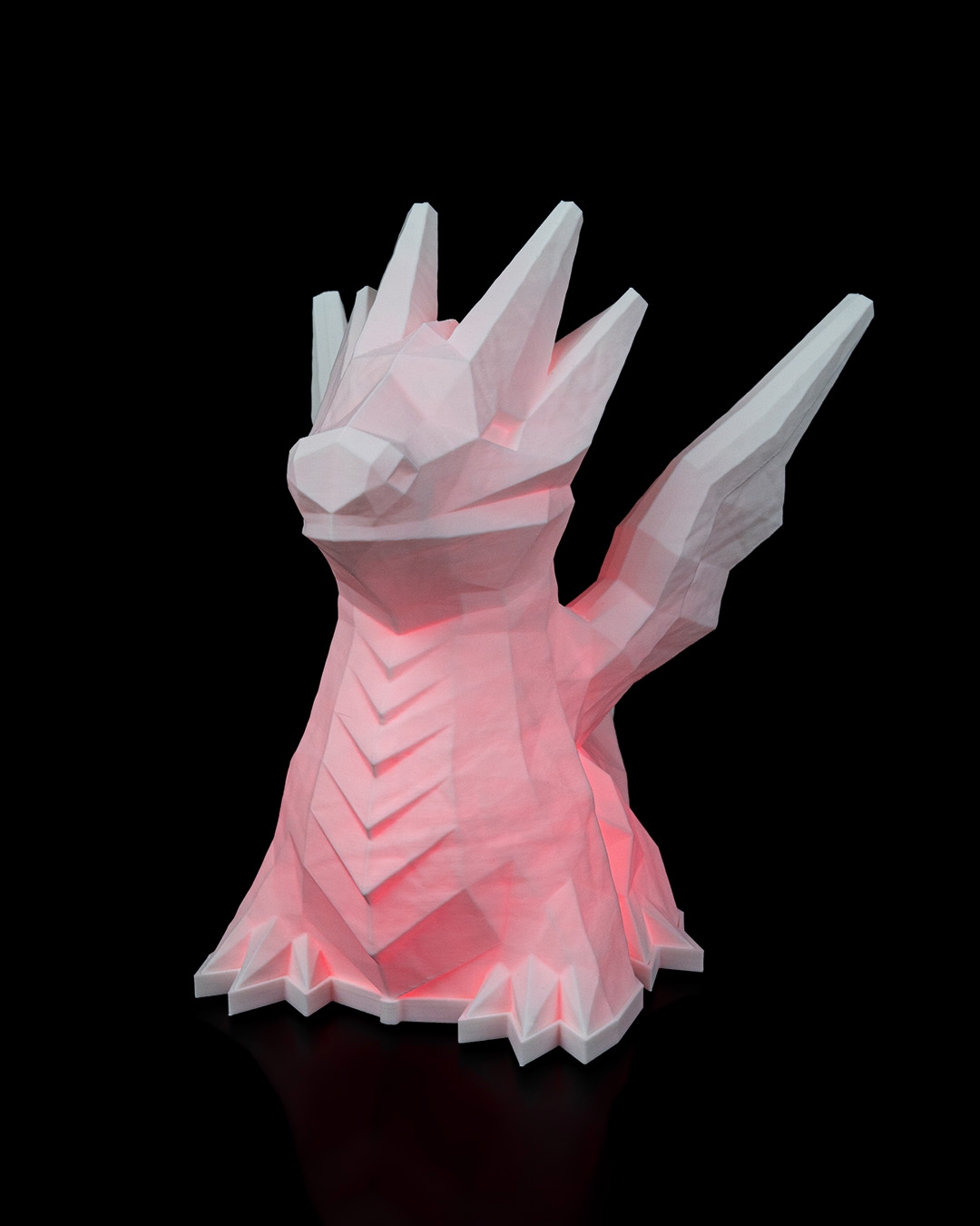 Kırmızı ışıkta yanan Low Poly Dragon Lamba, yan profilden çekim