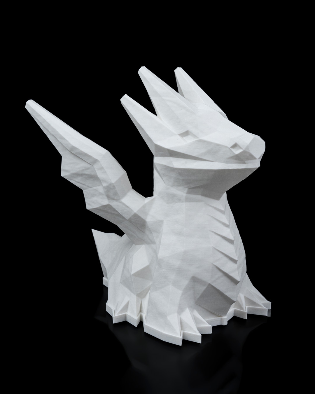 Low Poly Dragon Lamba ışıksız, yandan çekim, kanat detayı