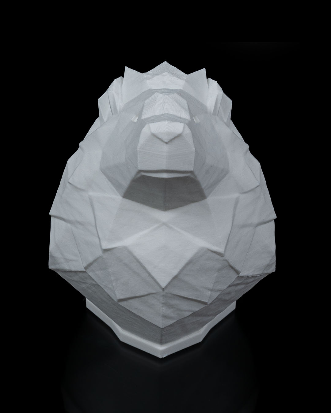 Işığı kapalı Low Poly Aslan Kafa Heykeli, tam cephe