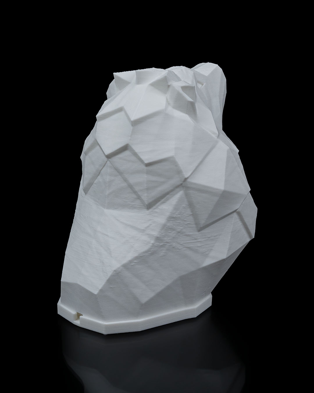 Işığı kapalı Low Poly Aslan, arka yan profil