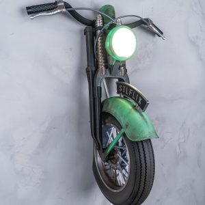 Road Rage Duvar Lambası (Motosiklet) duvarda ışığı yanarken.