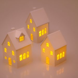 Kış Köyü Ev Seti, 3 farklı ev yan yana, sıcak LED ışık.
