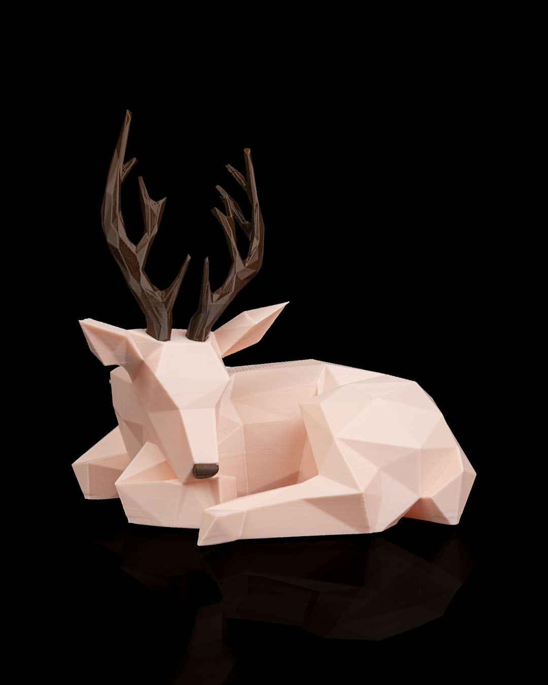 Low poly geyik masa lambası LED ışıklı 3D baskı ön görünüm.