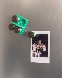 Buzdolabı kapağı üzerinde asılı duran renkli kahve bardağı magnetleri.