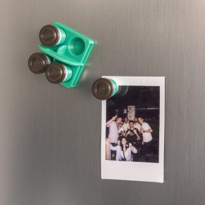 Buzdolabı kapağı üzerinde asılı duran renkli kahve bardağı magnetleri.