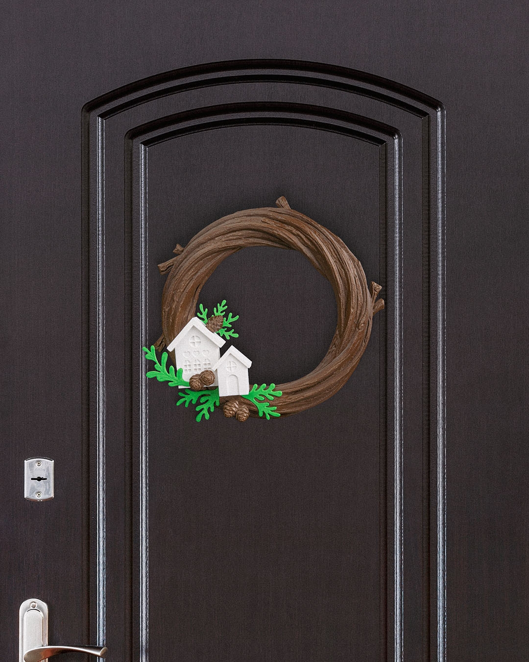 Koyu renkli kapı üzerinde asılı duran dekoratif kapı süsü modeli.
