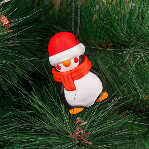 Gezgin penguen figürü sırt çantası ve şapka detayları.