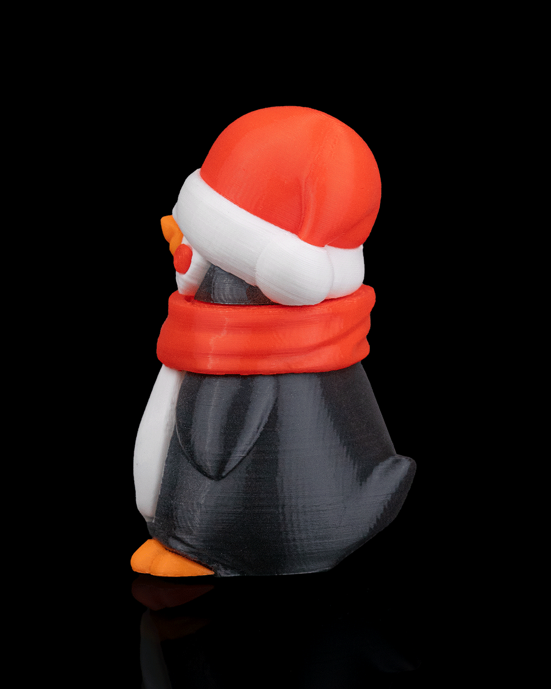 3D baskı valizli ve atkılı gezgin penguen yılbaşı süsü ön görünüm.