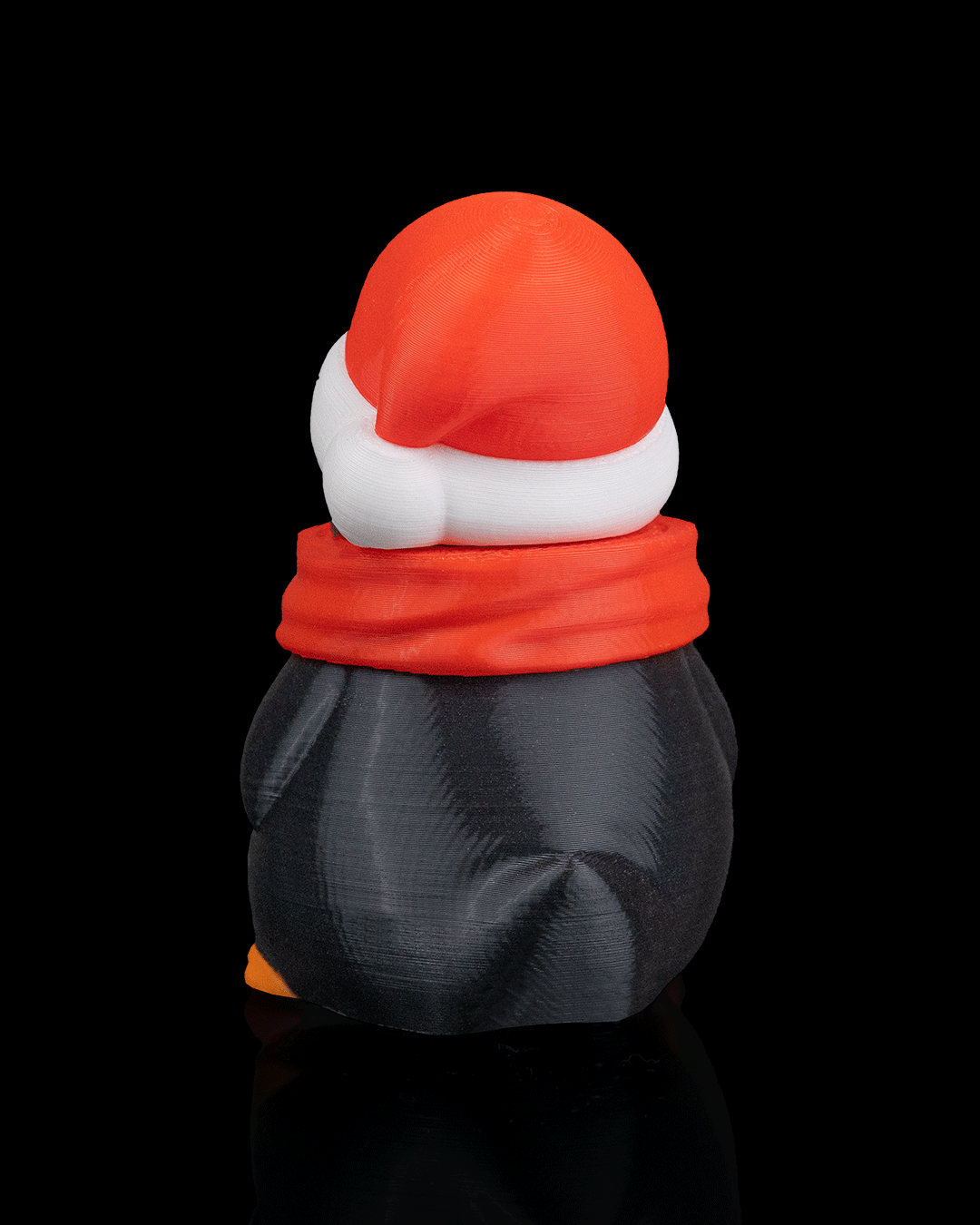 3D baskı valizli ve atkılı gezgin penguen yılbaşı süsü ön görünüm.